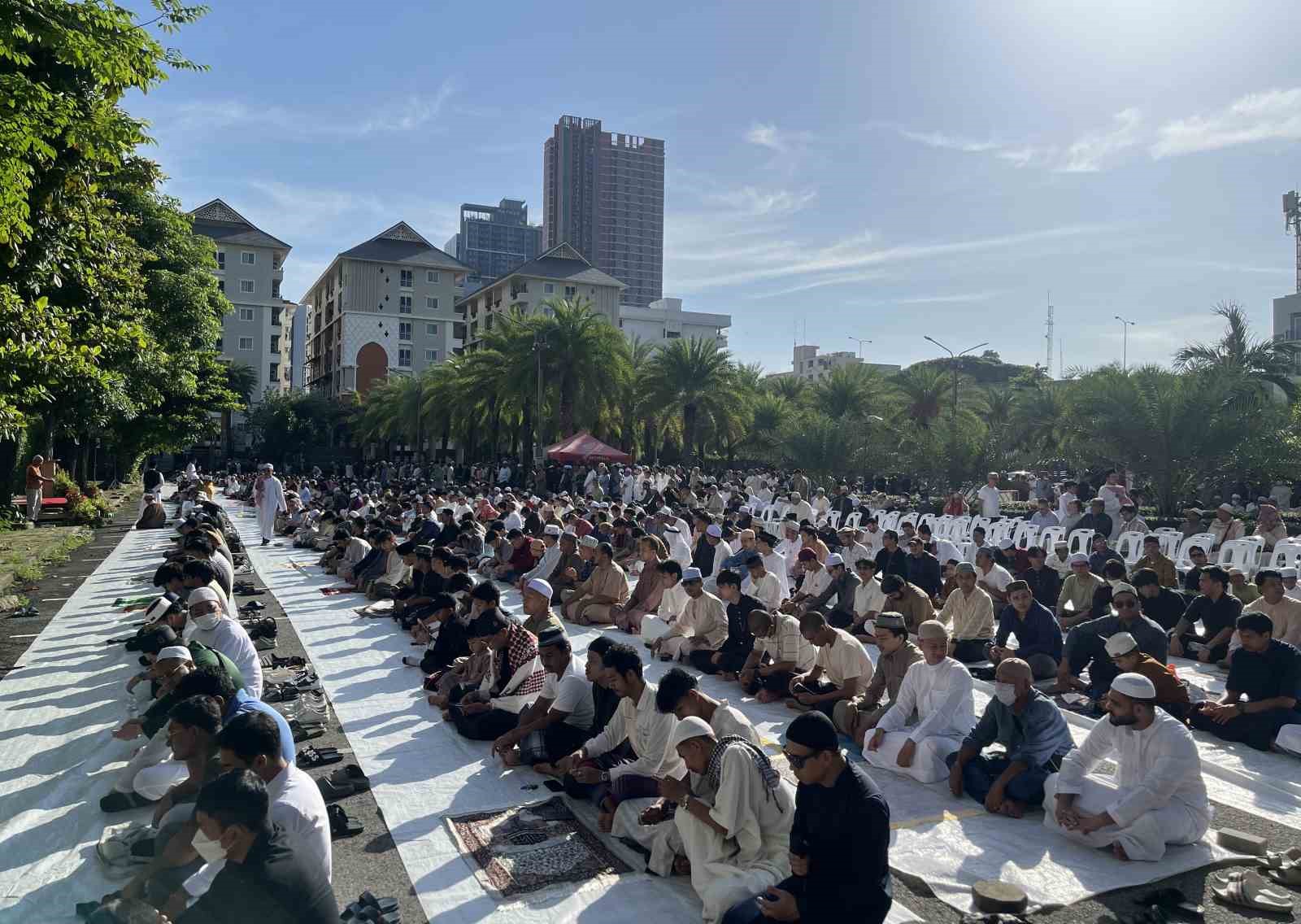 Tayland’da Müslümanlar bayram namazında saf tuttu 