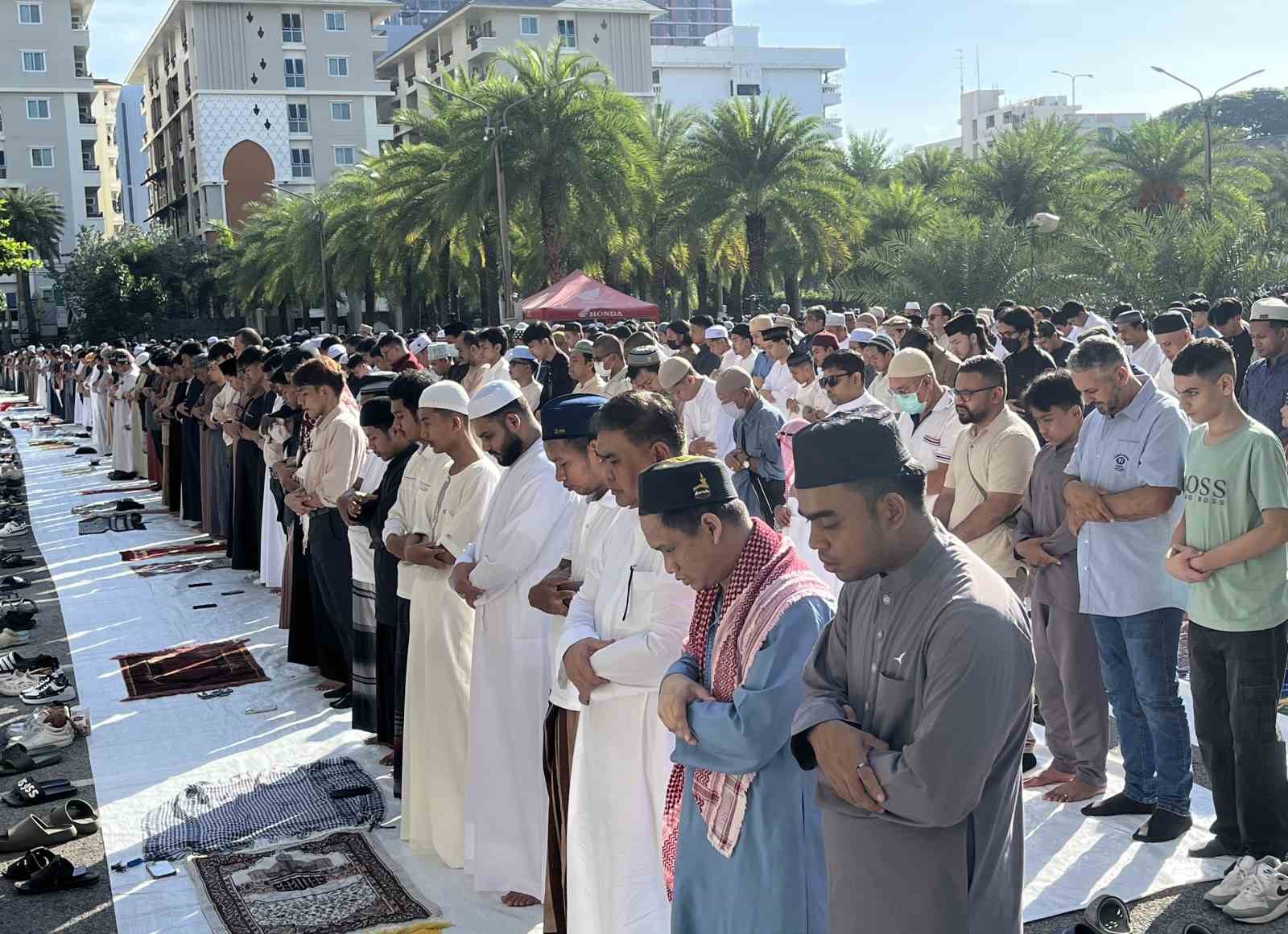 Tayland’da Müslümanlar bayram namazında saf tuttu 
