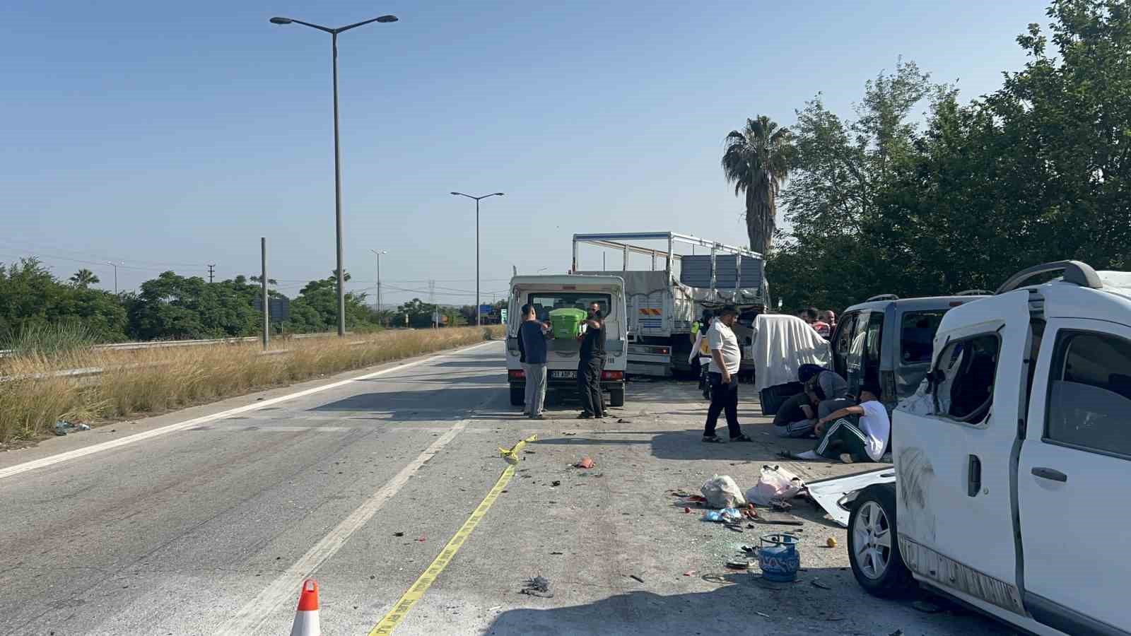 Hatay’da kamyon 3 aracı biçti: 1 ölü, 10 yaralı 