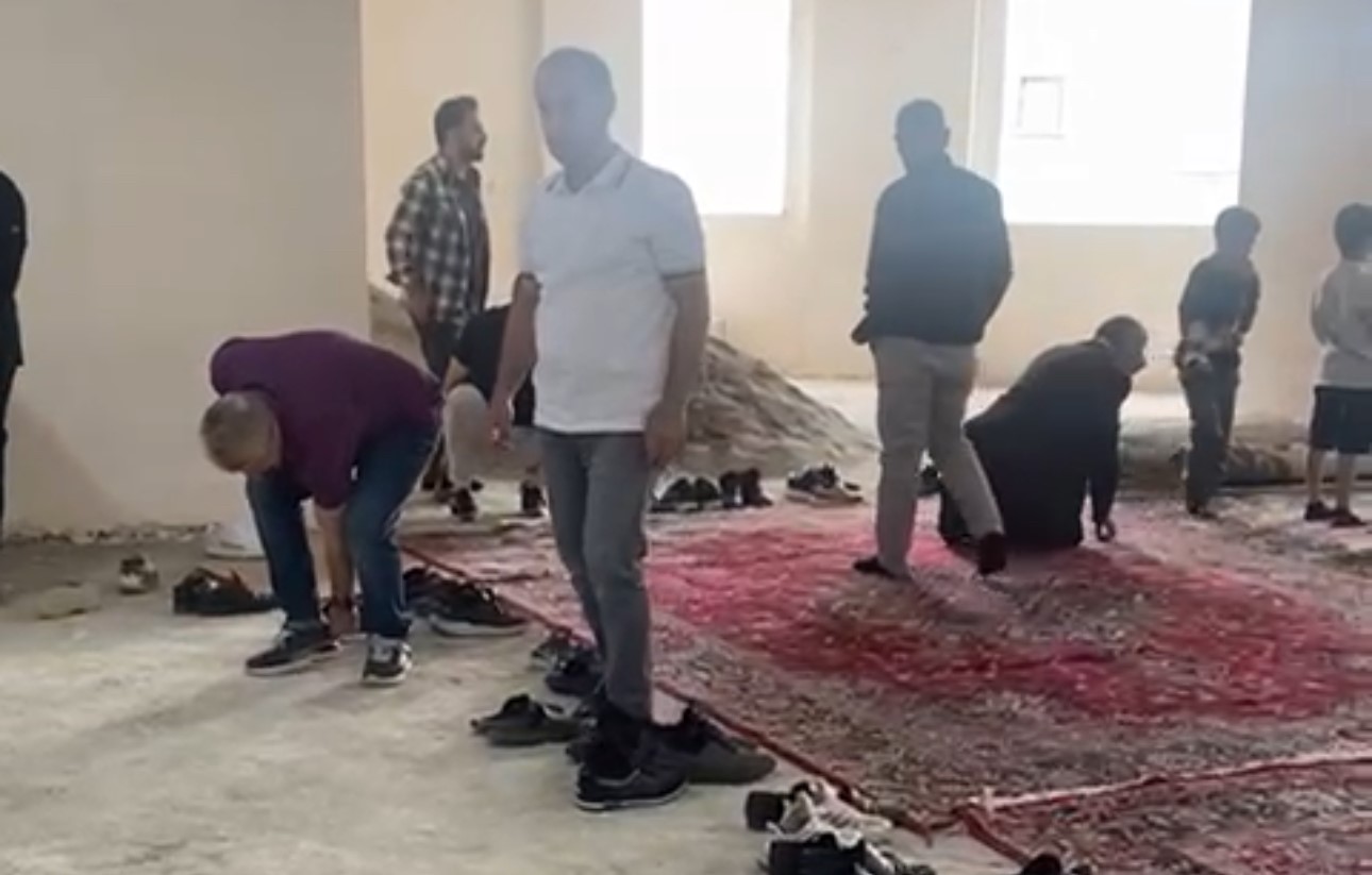10 yıl sonra ilk namaz: Yarım yamalak camide bayram coşkusu 