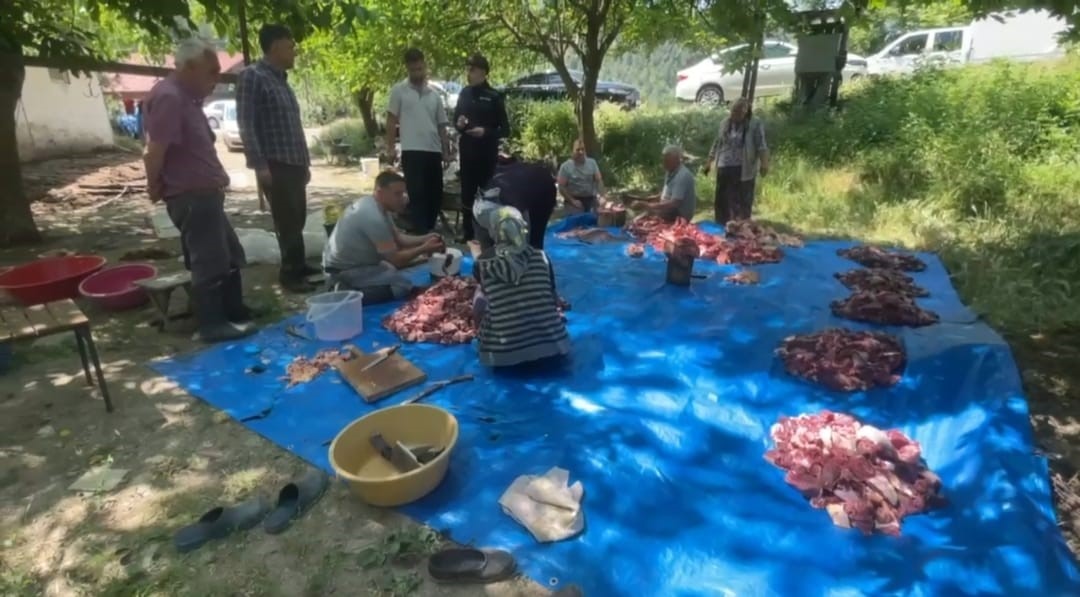 Bartın’da kurbanlar dualarla kesildi 