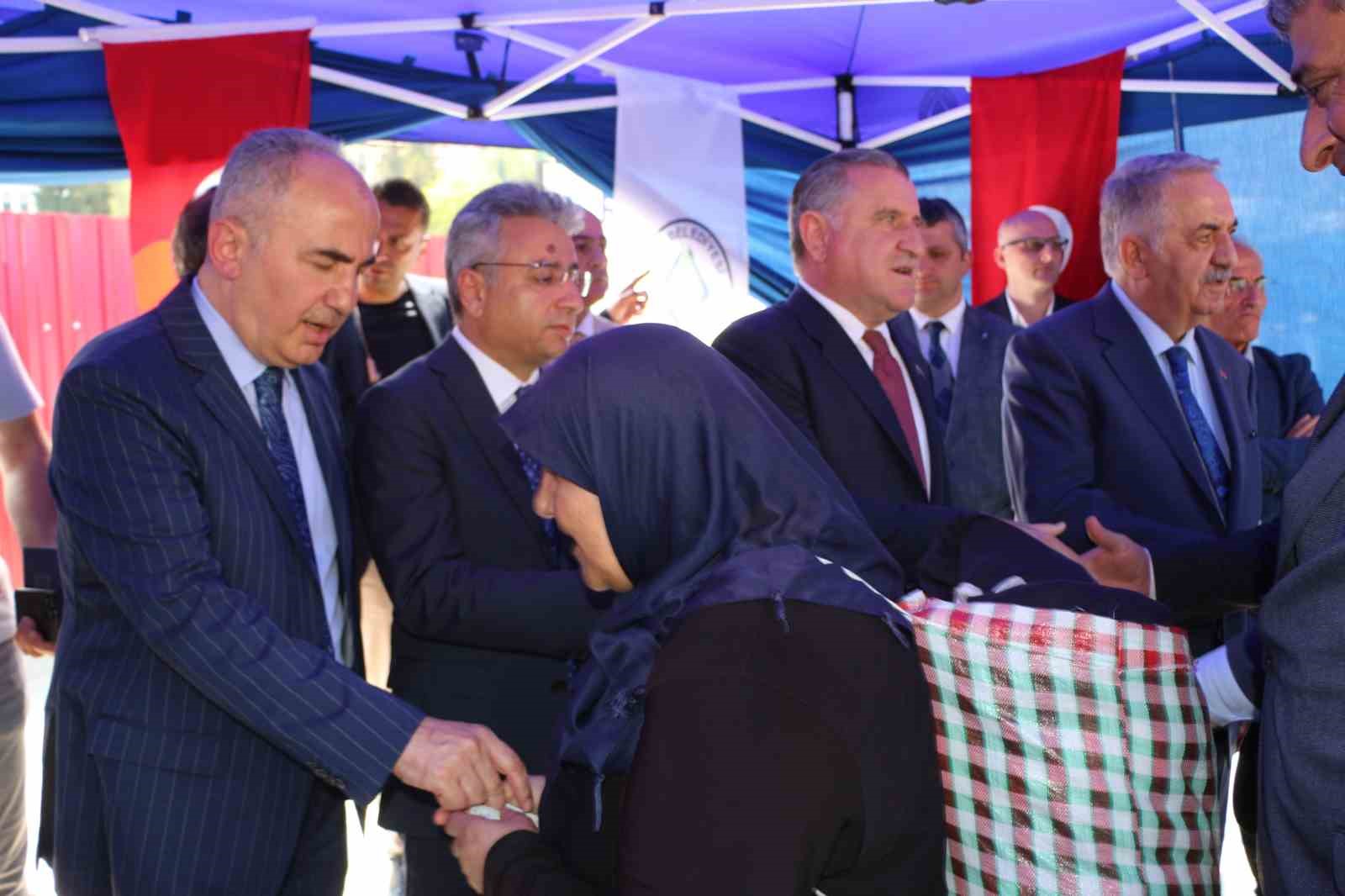 Gençlik ve Spor Bakanı Osman Aşkın Bak Rize’de bayramlaşma törenine katıldı 