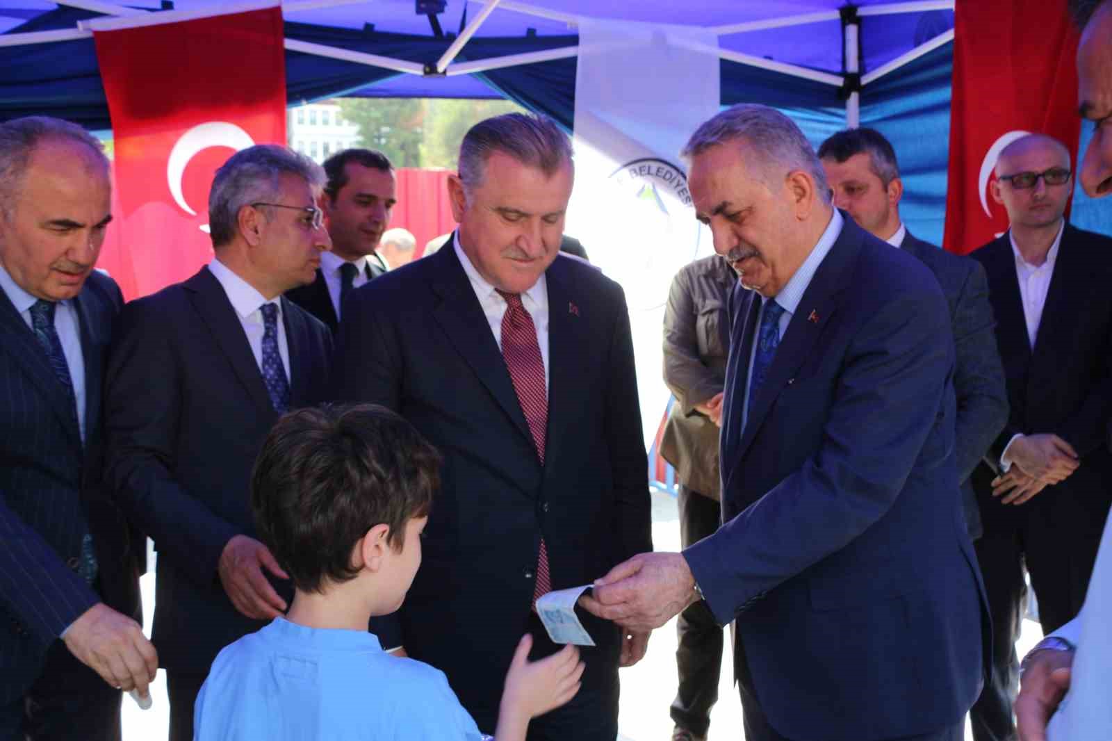Gençlik ve Spor Bakanı Osman Aşkın Bak Rize’de bayramlaşma törenine katıldı 
