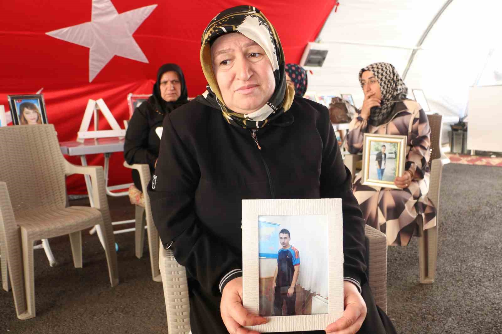 Diyarbakır anneleri bayramda da çadırdan ayrılmadı, eylemlerine devam etti 