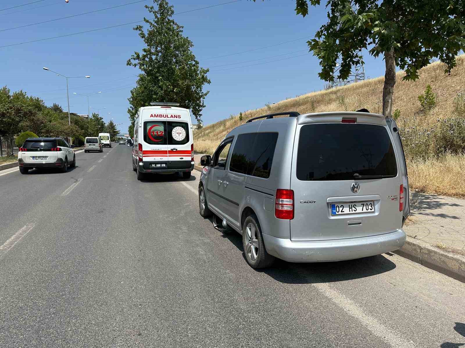 Hafif ticari araç ile otomobil çarpıştı 