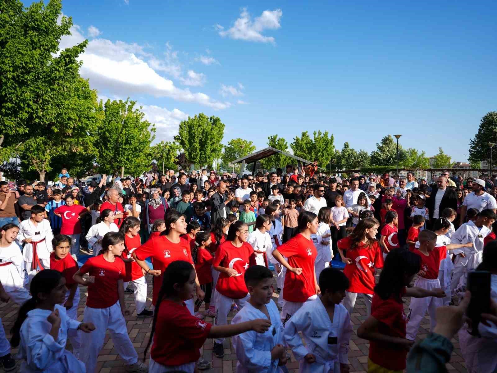 Başkan Yılmaz’dan çocuklara sürpriz ziyaret 