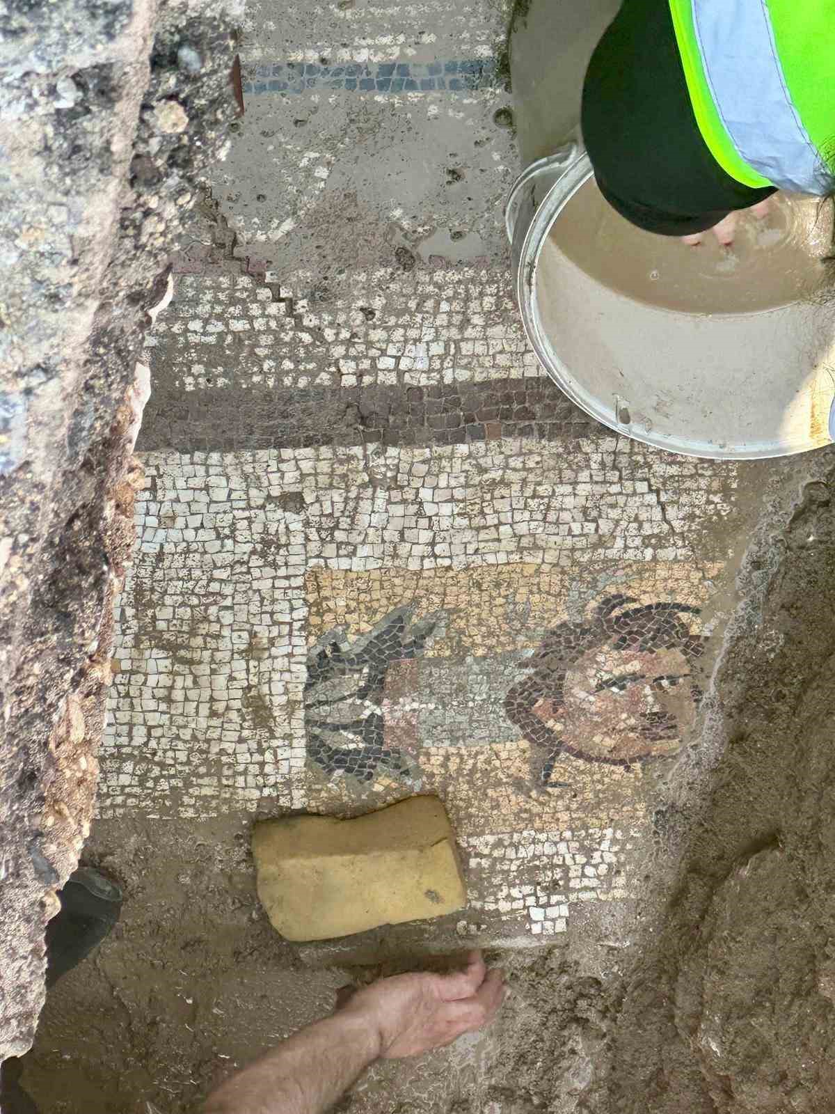 Altyapı çalışmalarında Roma döneminden kalma mozaik bulundu 