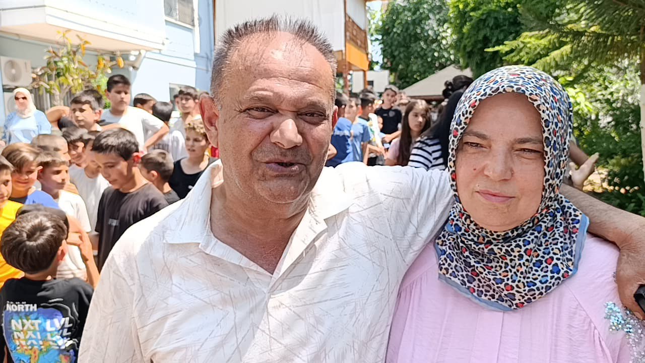 Adanalı çiftin bayram geleneği sürüyor: Yüzlerce çocuğa harçlık verdiler 