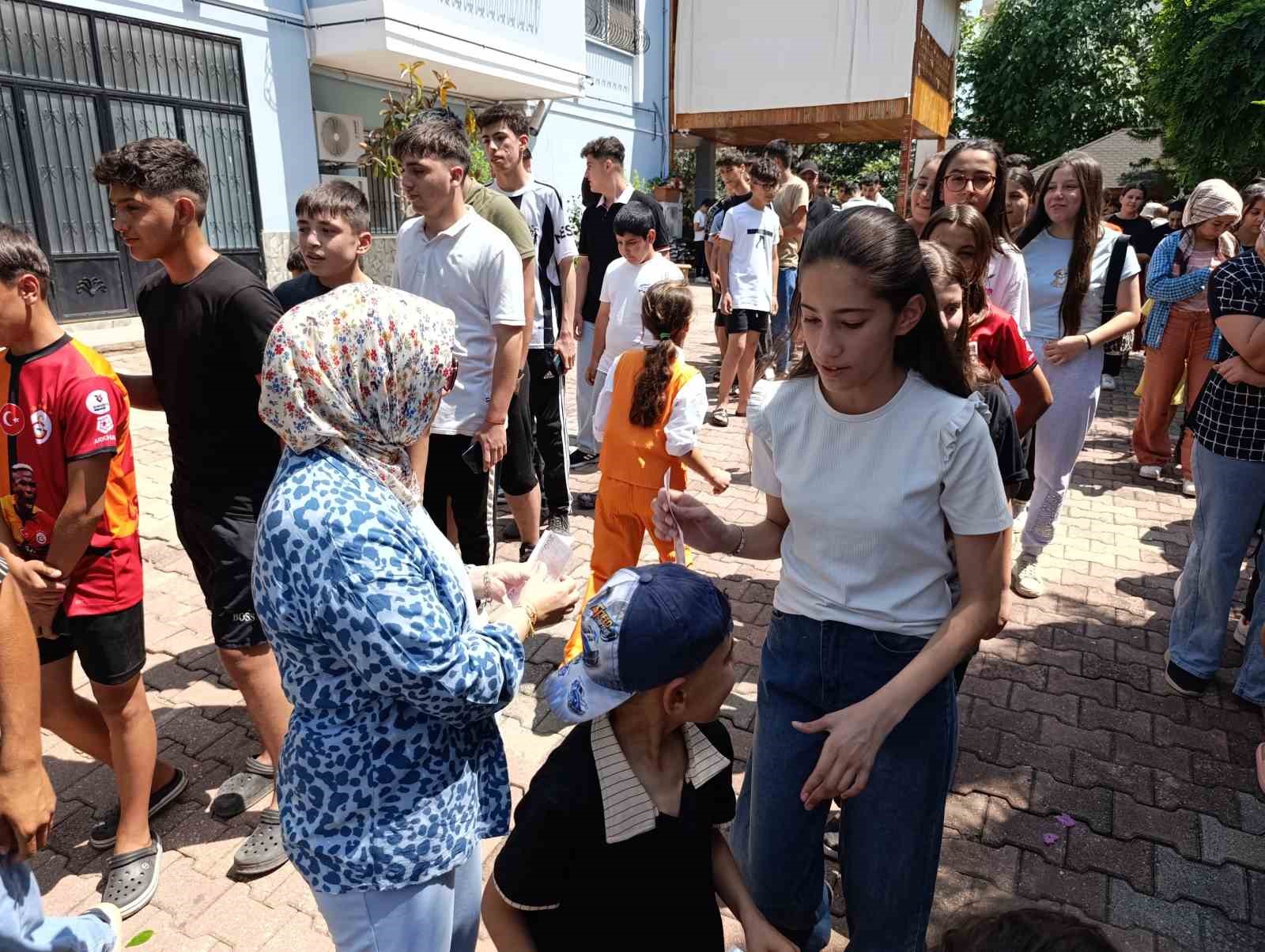 Adanalı çiftin bayram geleneği sürüyor: Yüzlerce çocuğa harçlık verdiler 