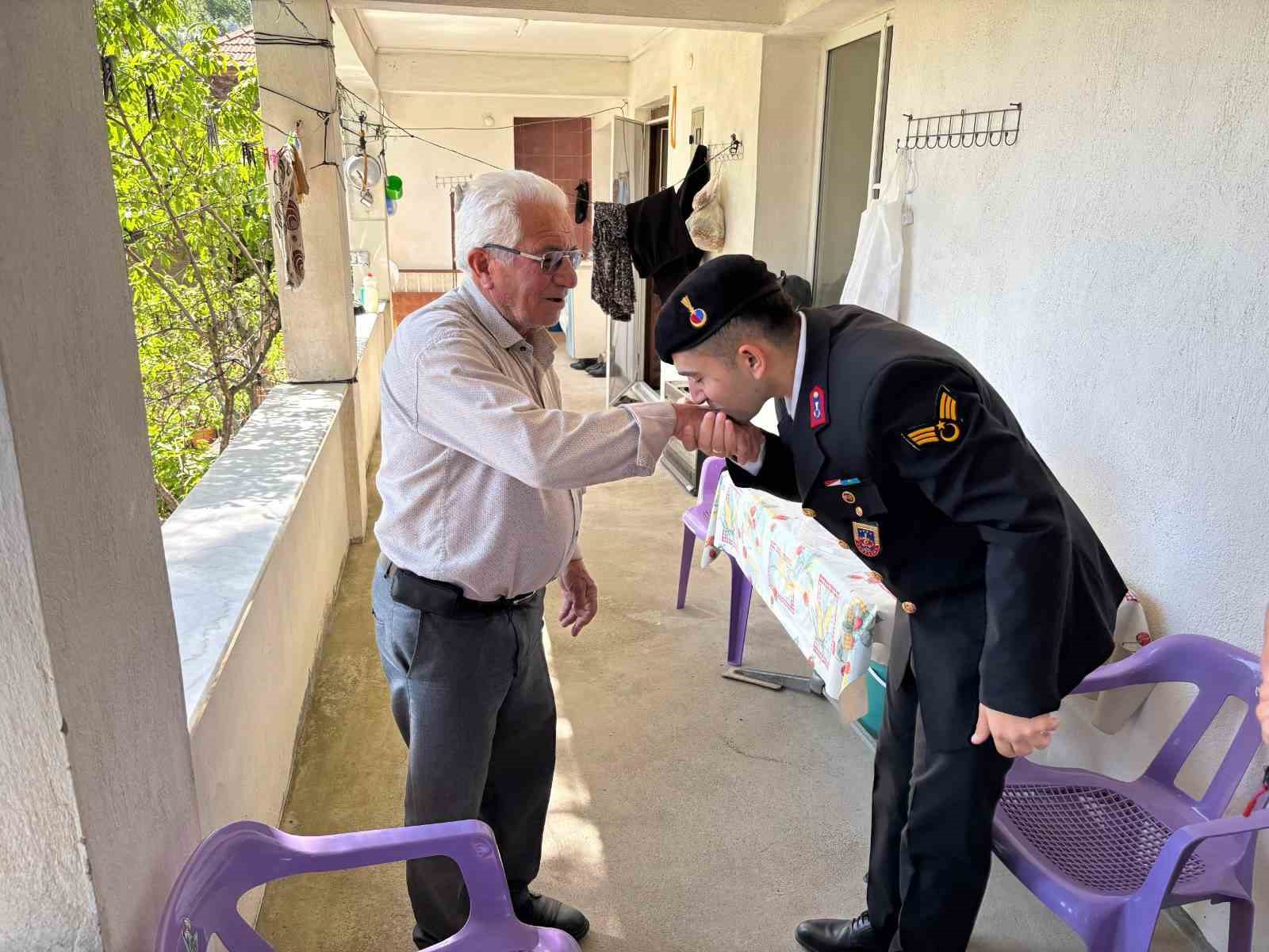 Aydın jandarması, bayramda şehit ailelerini ve gazileri unutmadı 