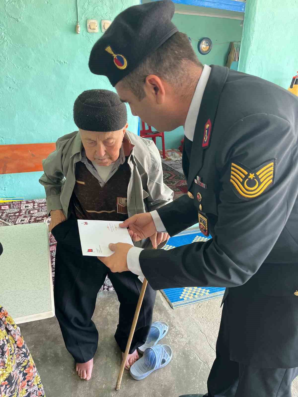 Aydın jandarması, bayramda şehit ailelerini ve gazileri unutmadı 