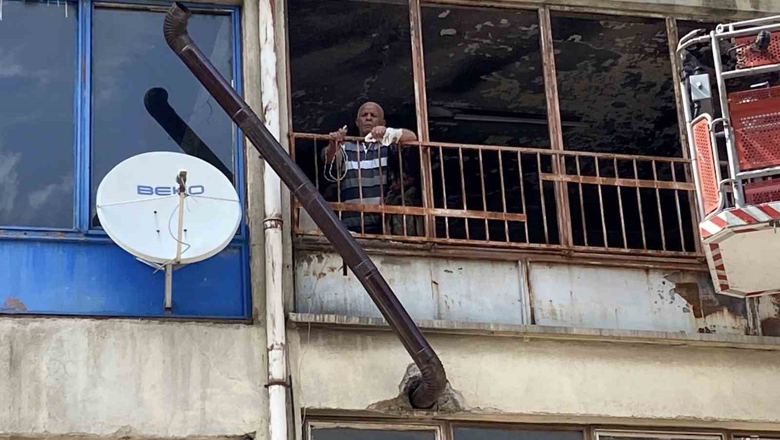 Yaklaşık 2 haftadır depoda mahsur kalan 6 köpek kurtarıldı 