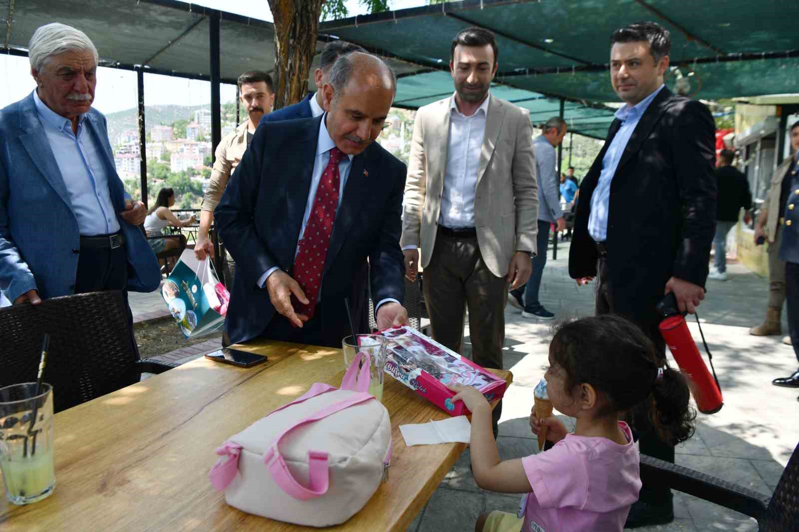 Bakan Yardımcısı Aktaş ve Vali Aygöl, vatandaşlarla bayramlaştı 