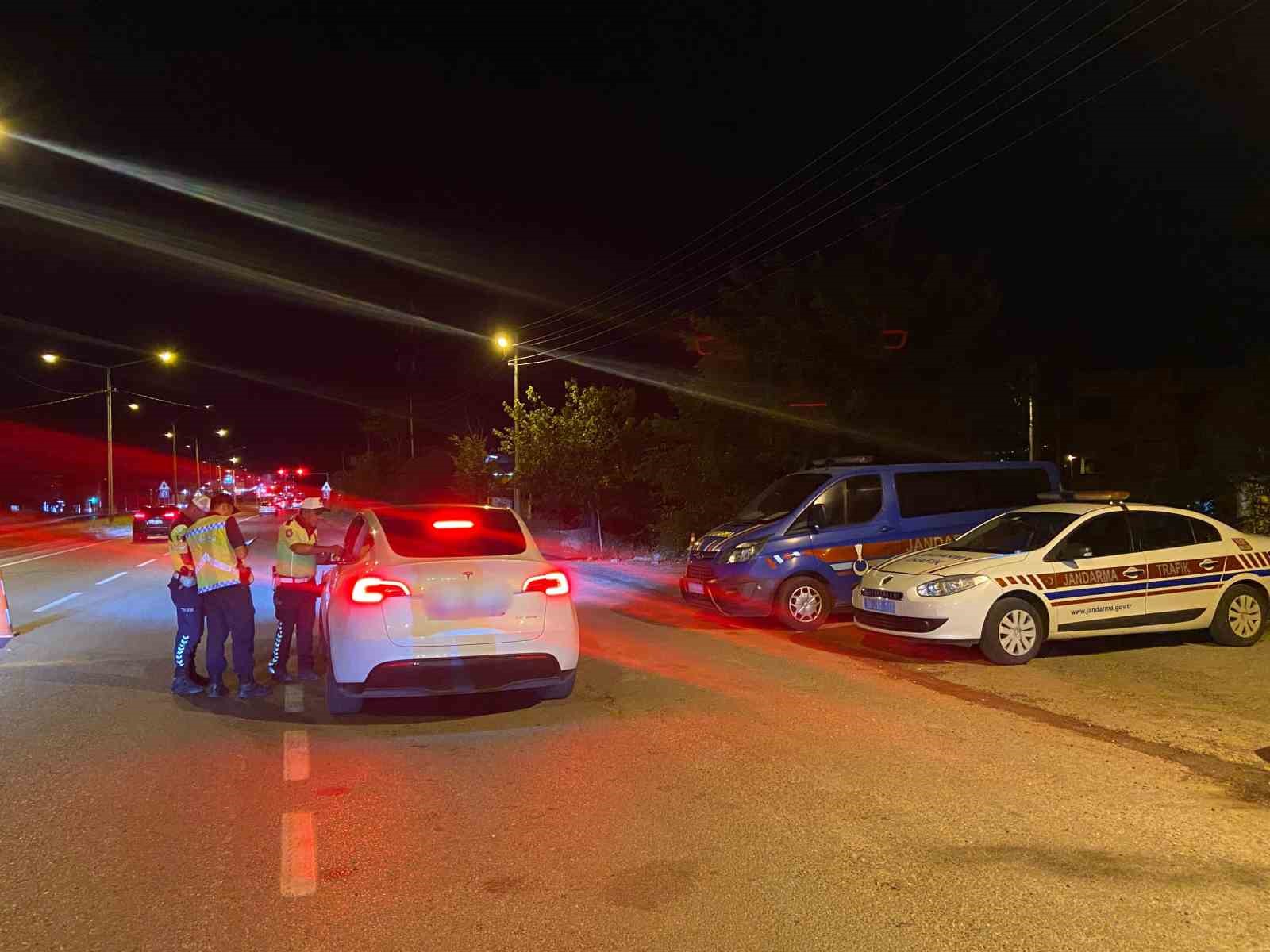 Trafik kazalarına karşı jandarma ekipleri sürücüleri uyardı 