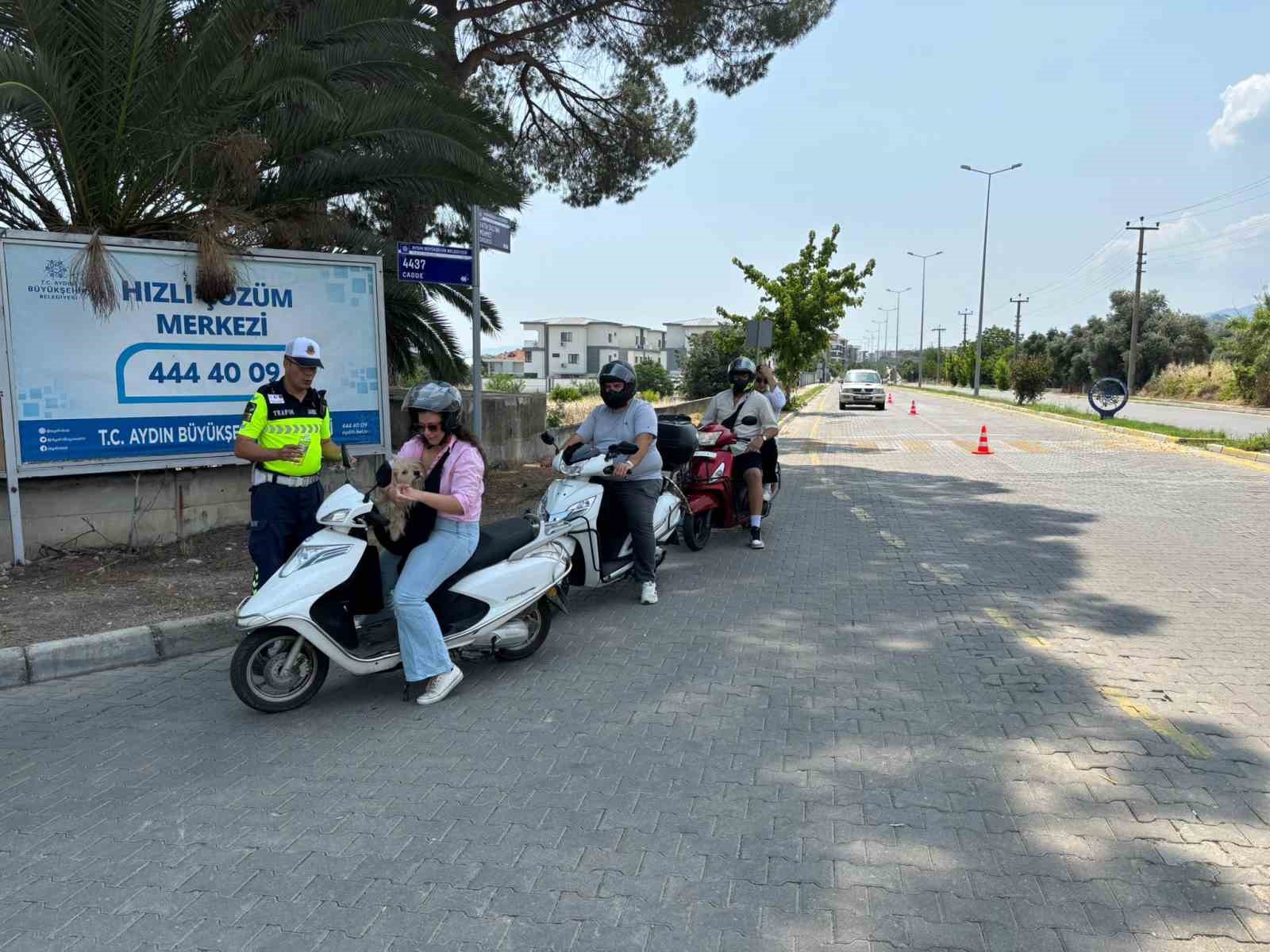 Trafik kazalarına karşı jandarma ekipleri sürücüleri uyardı 