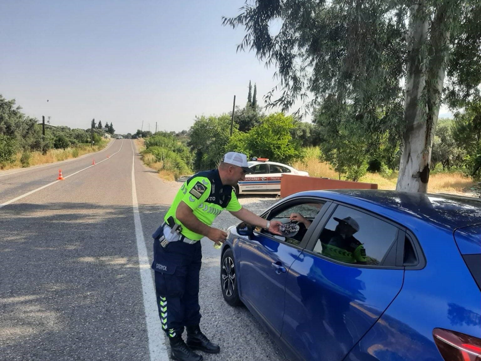 Trafik kazalarına karşı jandarma ekipleri sürücüleri uyardı 