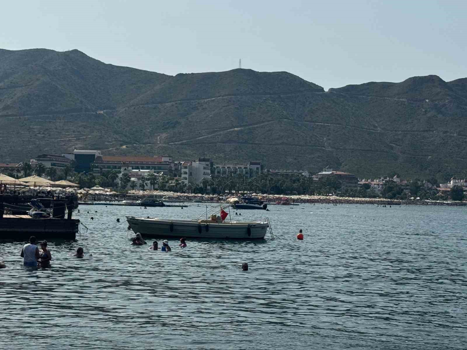 Marmaris’te bayram sıcaklığı: Tatilciler sahillere akın etti 