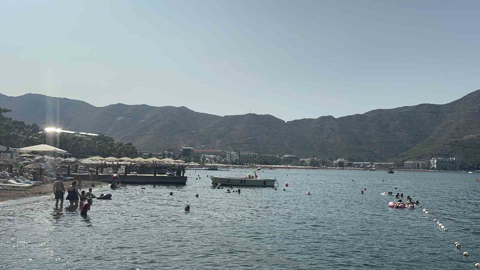 Marmaris’te bayram sıcaklığı: Tatilciler sahillere akın etti 