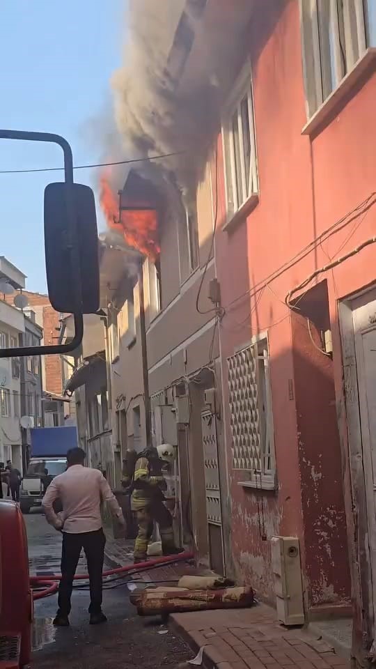 Bursa’da bir daire alevlere teslim oldu 