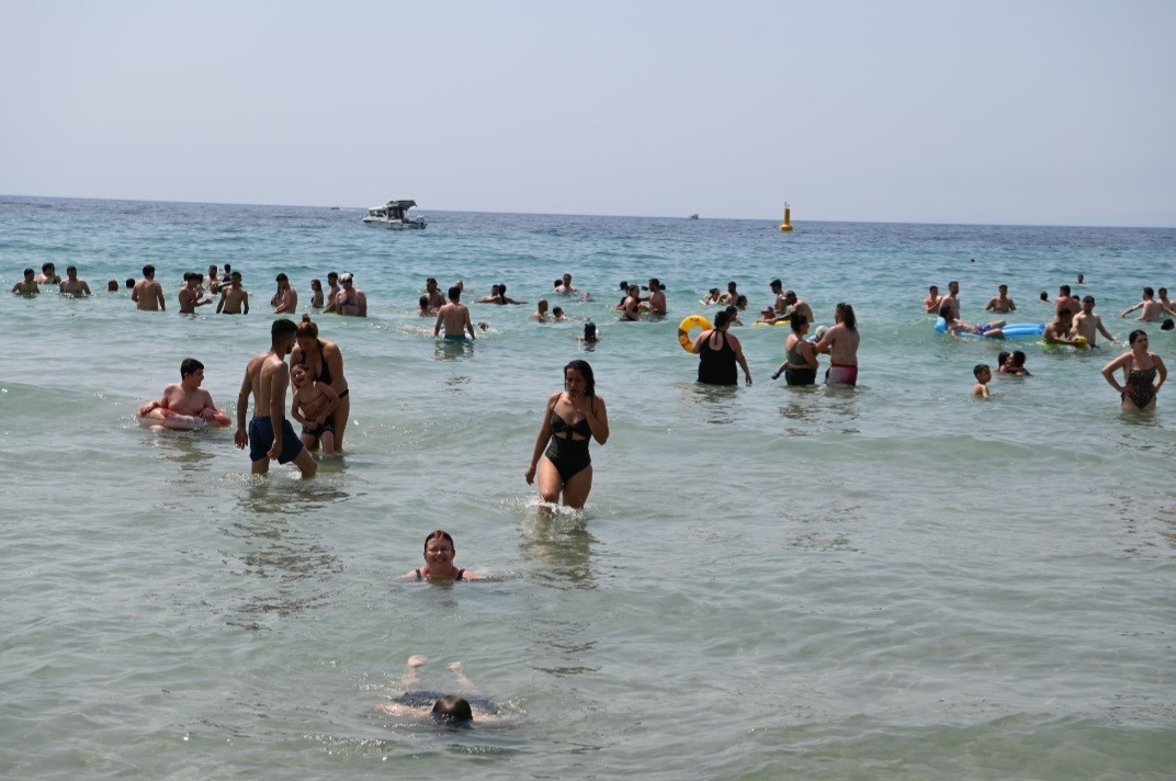 Kuşadası’nda plajlarda bayram yoğunluğu 