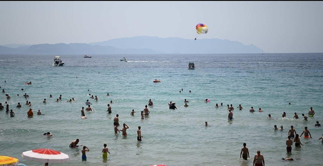 Kuşadası’nda plajlarda bayram yoğunluğu 