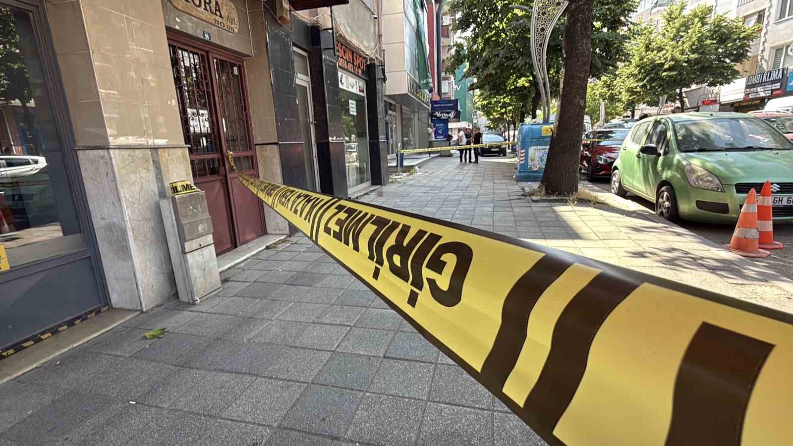 Caddede başından vuruldu, hastanede hayatını kaybetti 