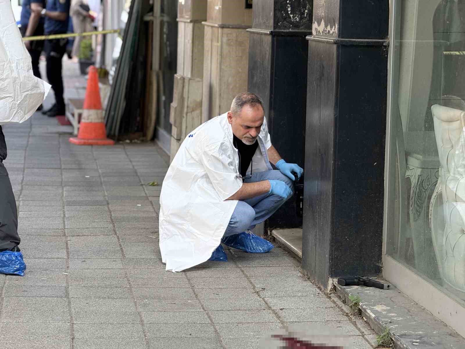 Caddede başından vuruldu, hastanede hayatını kaybetti 