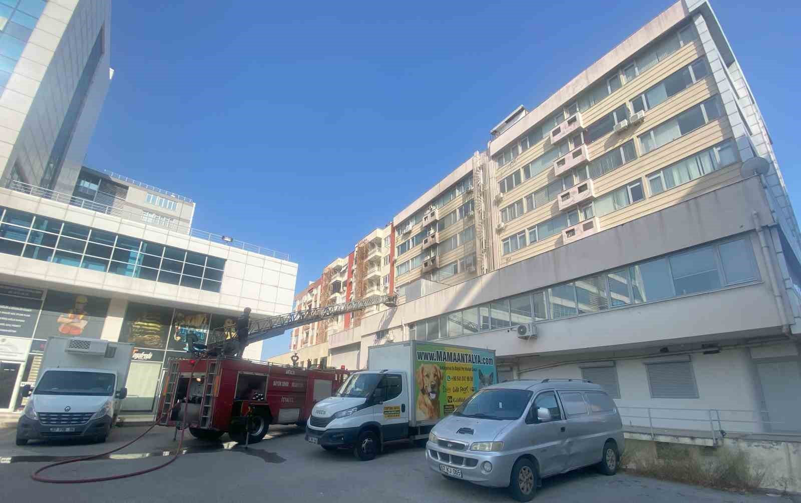 Antalya’da iş merkezinde çıkan yangın korkuttu 