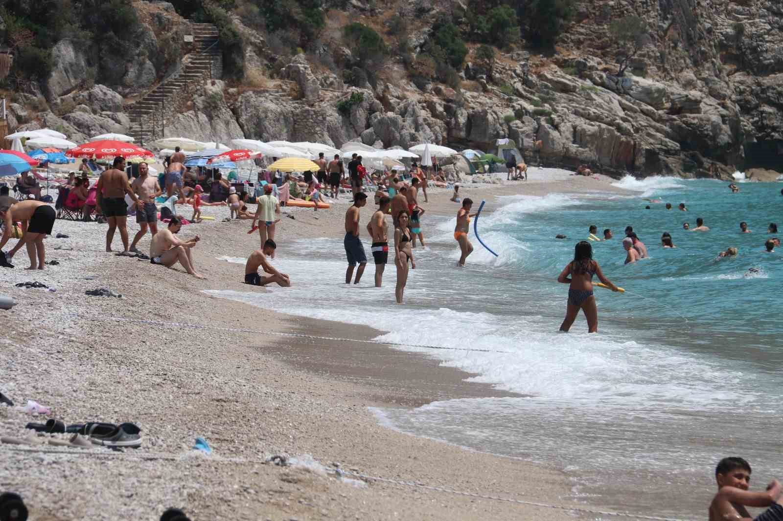 Ölüdeniz’de bayram yoğunluğu; Trafik kitlendi, plajlar doldu 