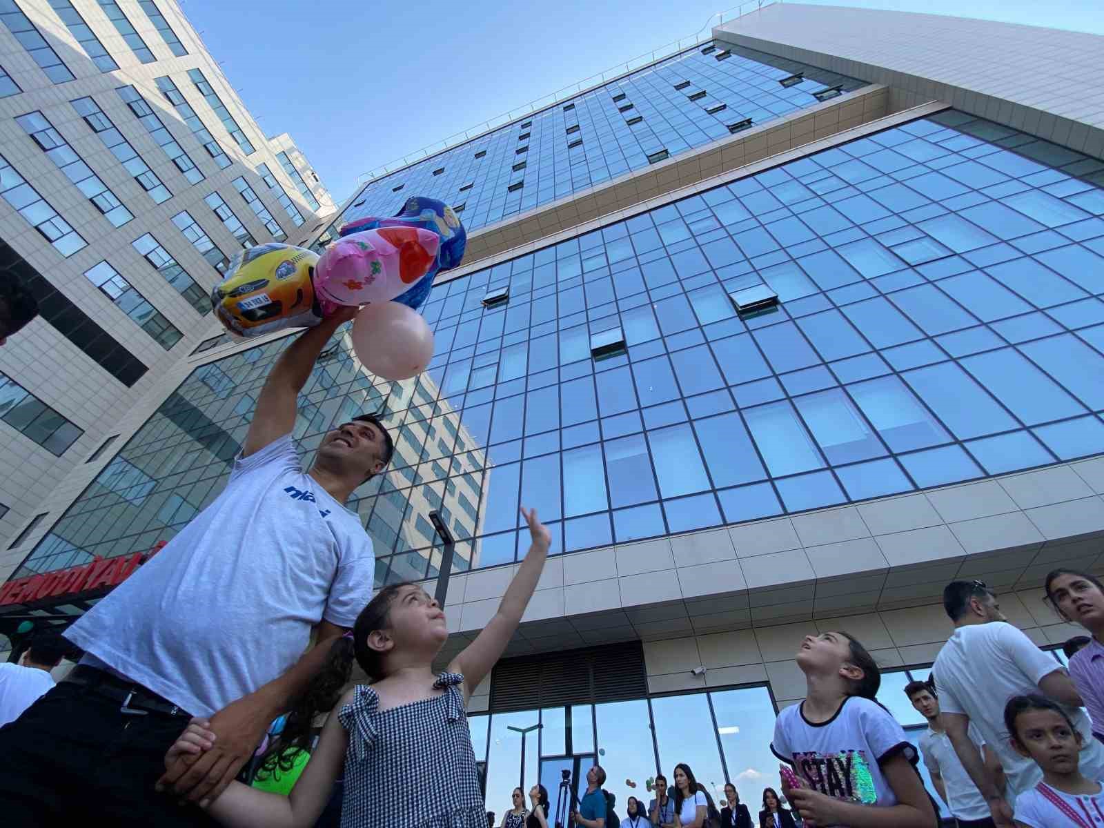 İzmir’de binlerce balon 6 yaşındaki Erhan ve arkadaşları için uçuruldu 