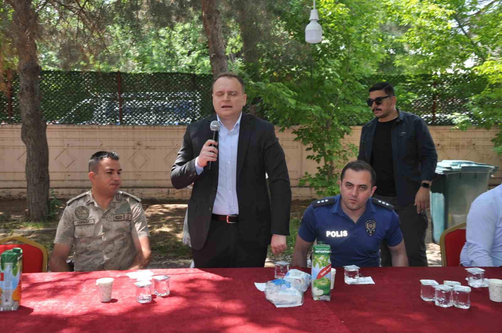 Bulanık’ta protokol halkla bayramlaştı 
