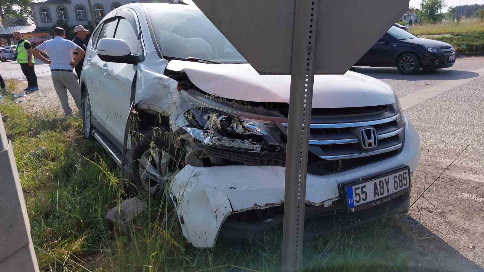 Samsun’da kavşakta 2 otomobil çarpıştı: 2 yaralı 