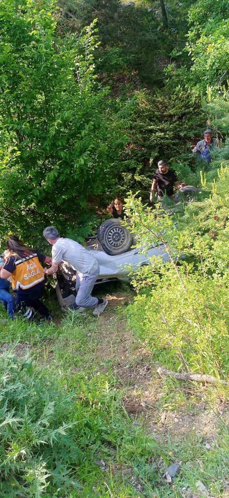 Virajı alamayan otomobil şarampole yuvarlandı: 3 yaralı 