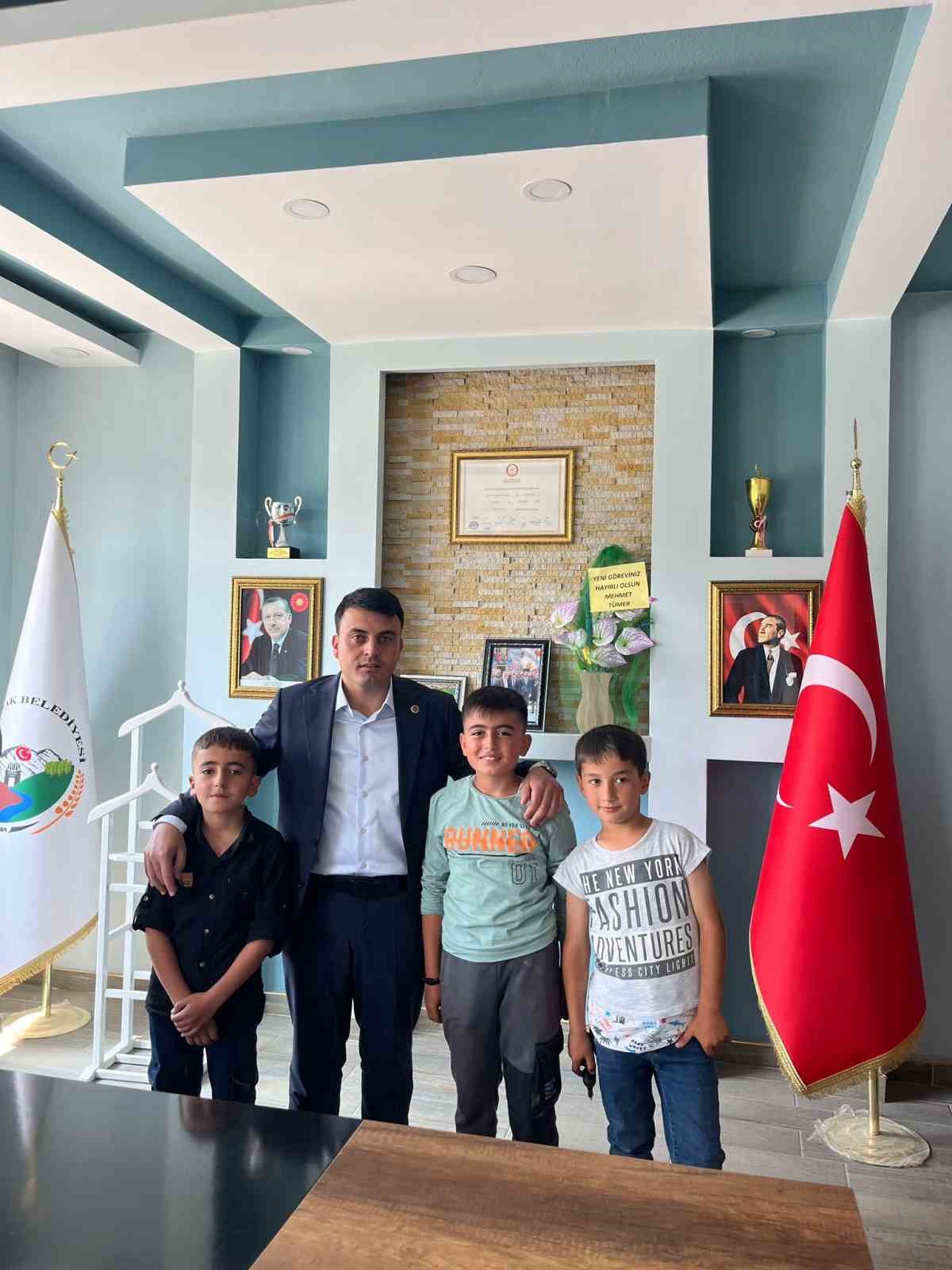 Özükavak Belediye Başkanı Gökçetürk, vatandaşlarla bayramlaştı 