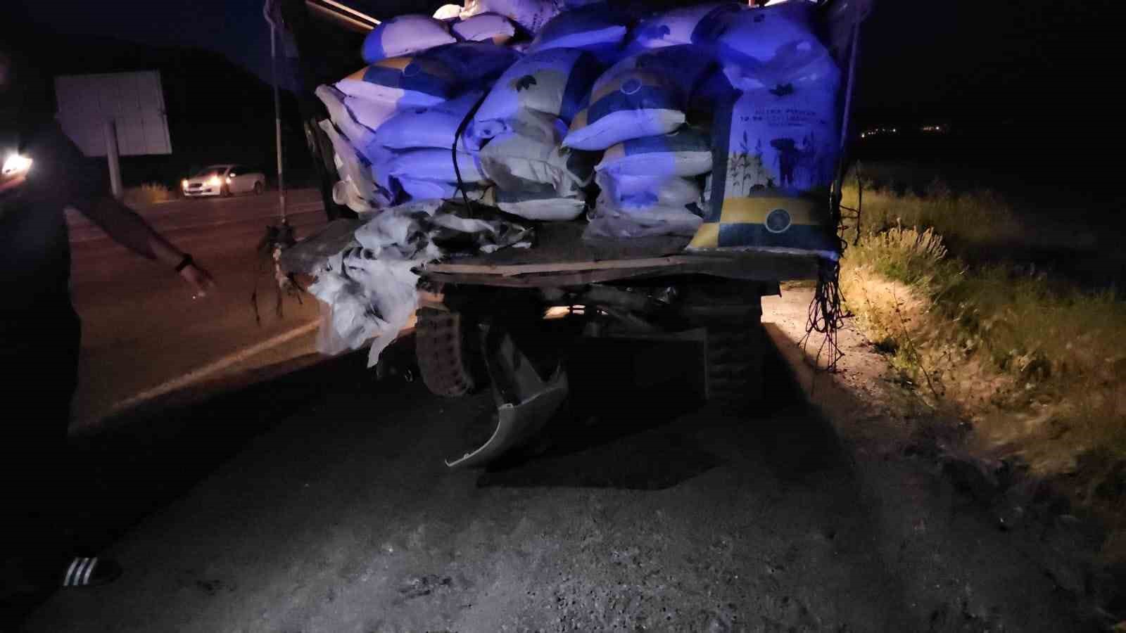 Adilcevaz’da hafif ticari araç, traktöre çarptı: 7 yaralı 