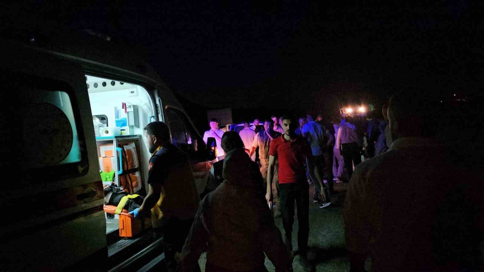 Adilcevaz’da hafif ticari araç, traktöre çarptı: 7 yaralı 