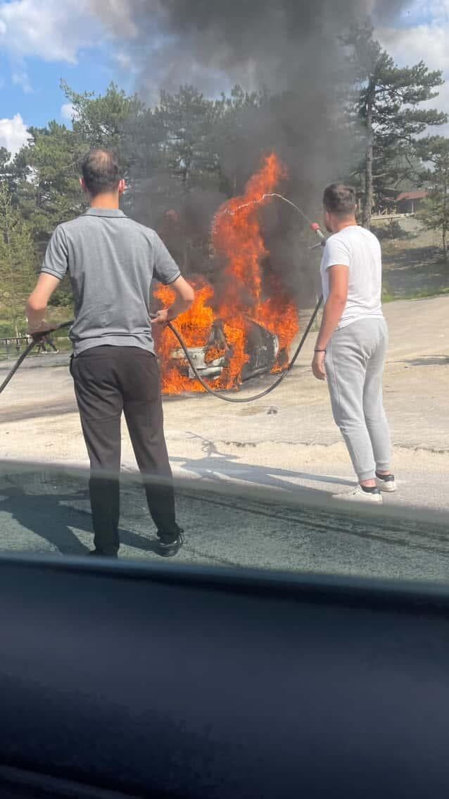 Aniden alev alan otomobil küle döndü 