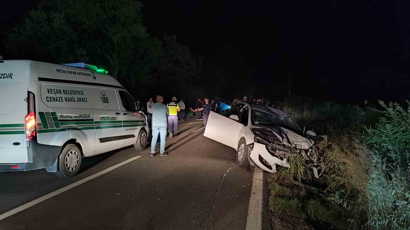 Otomobil ile çarpışan motosikletteki 2 kişi hayatını kaybetti 