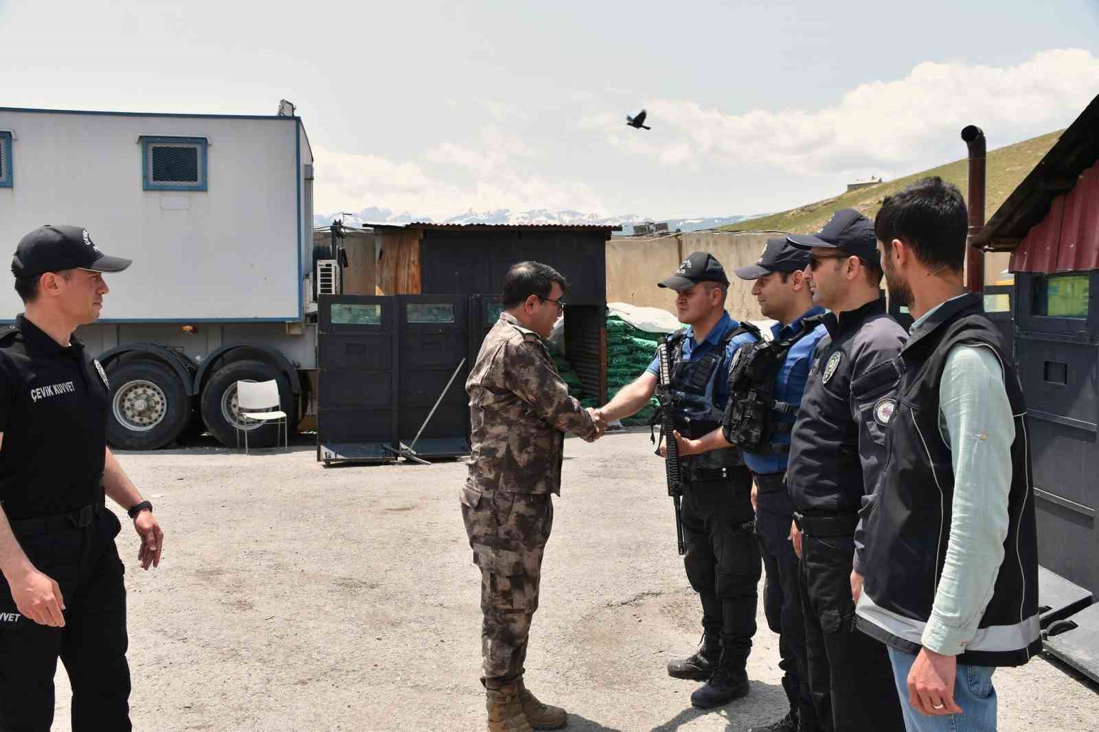 Hakkari Emniyet Müdürü Yılmaz, Yüksekova’da polislerle bir araya gelerek bayramlarını kutladı 
