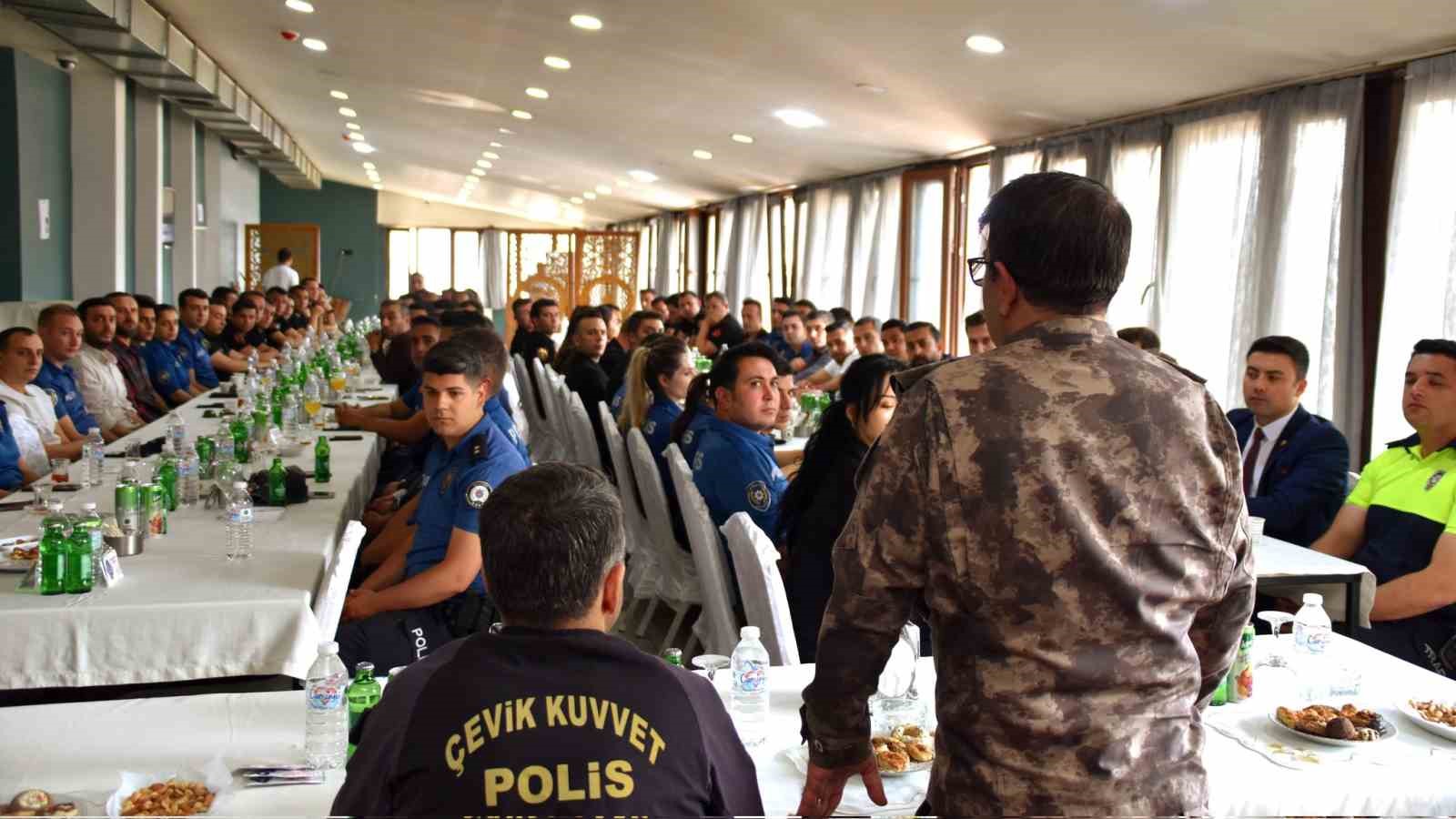 Hakkari Emniyet Müdürü Yılmaz, Yüksekova’da polislerle bir araya gelerek bayramlarını kutladı 