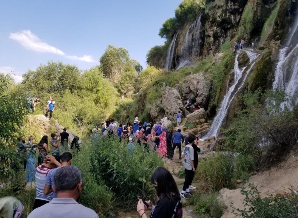 Girlevik Şelalesi’ne bayramda ziyaretçi akını