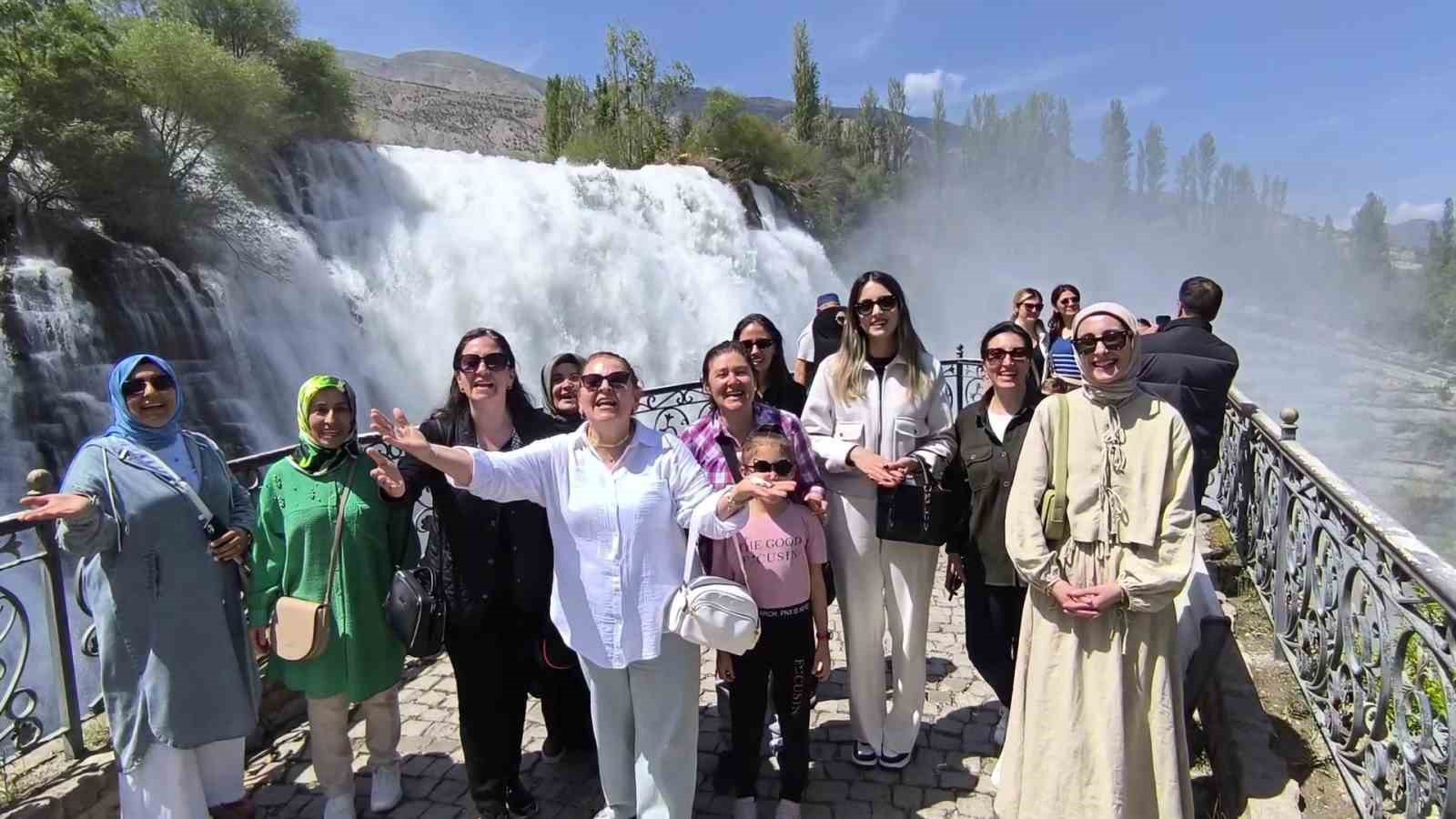 Tortum Şelalesi coştu, ziyaretçi akınına uğradı 