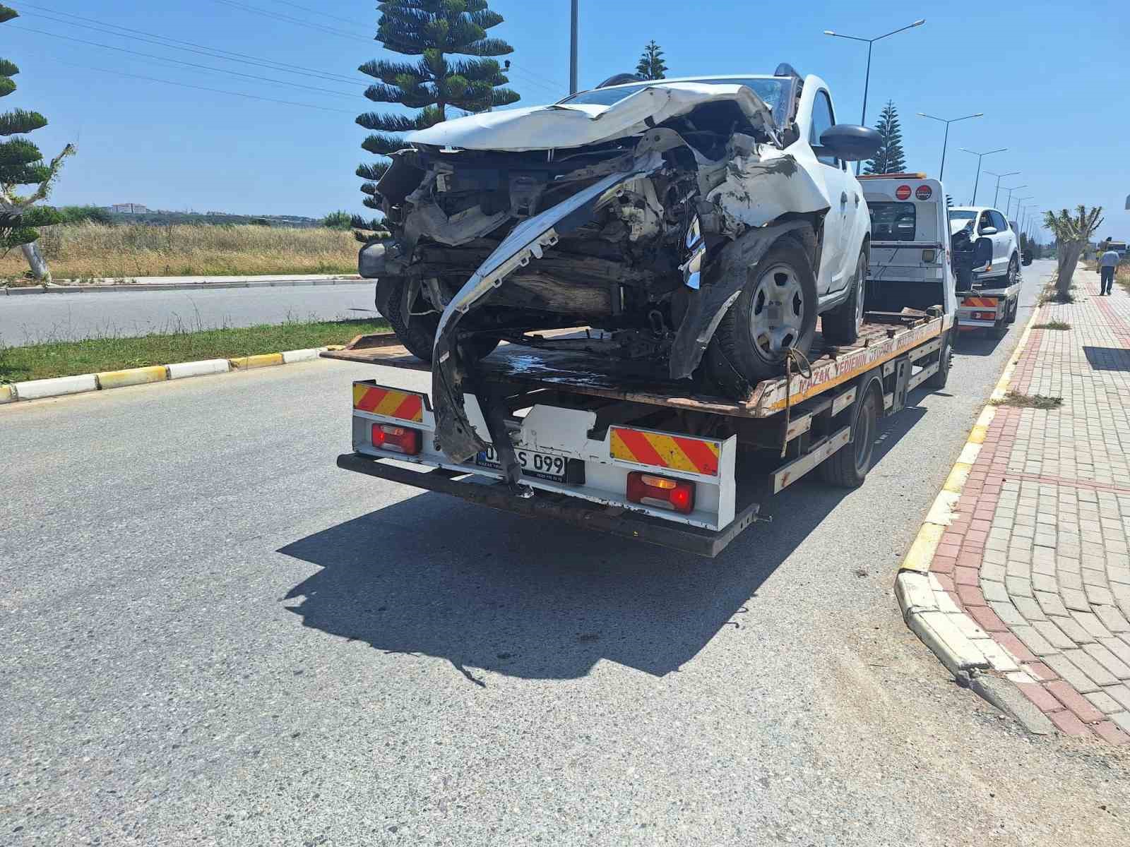 Manavgat’ta iki araç kafa kafaya çarpıştı: 4 yaralı 