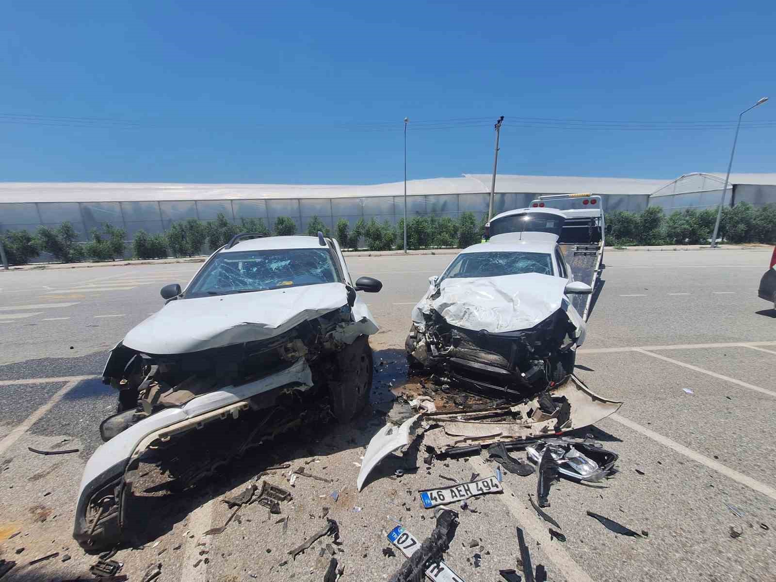 Manavgat’ta iki araç kafa kafaya çarpıştı: 4 yaralı 
