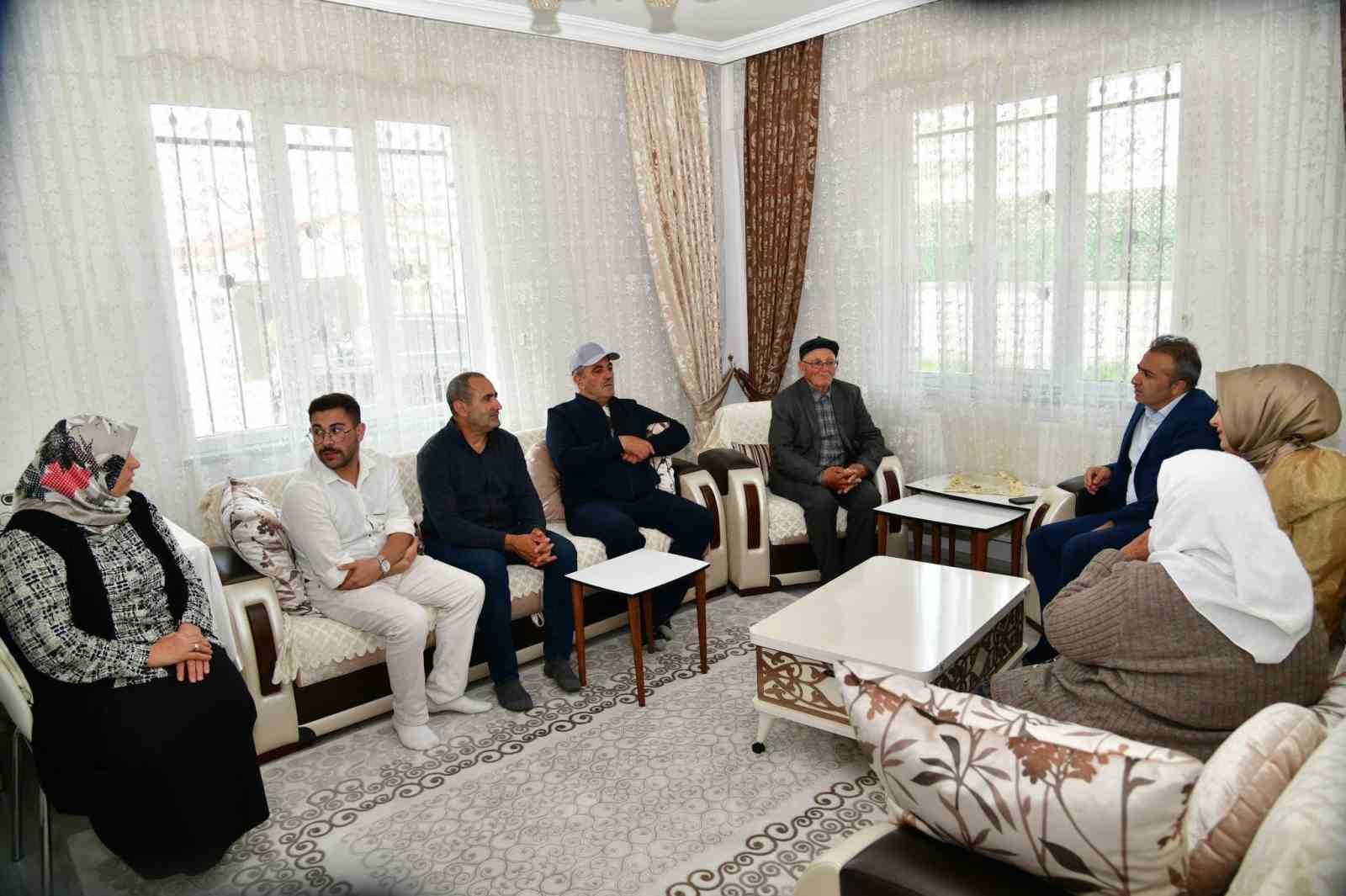 Vali Çiçek, şehit aileleri ile bayramlaştı 