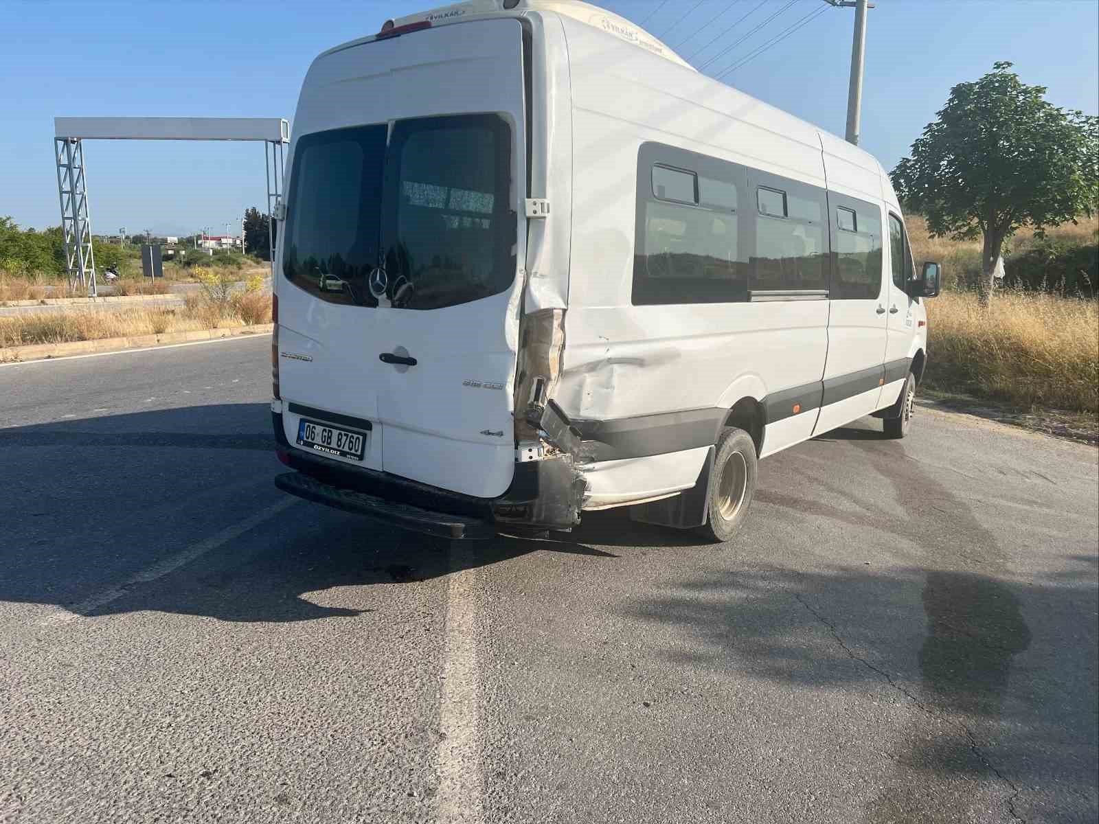 Motosiklet minibüse çarptı, sürücü ağır yaralandı