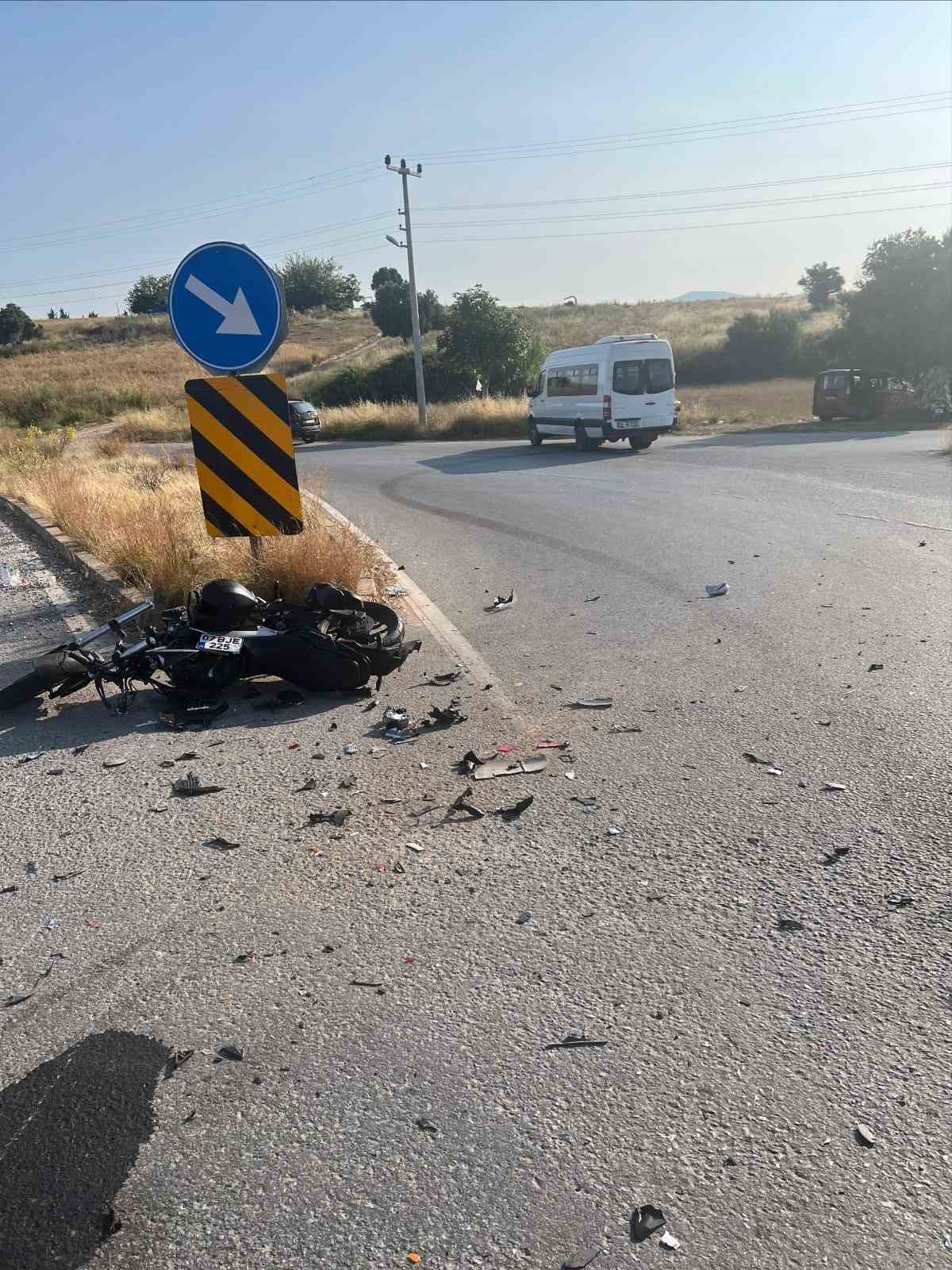 Motosiklet minibüse çarptı, sürücü ağır yaralandı 