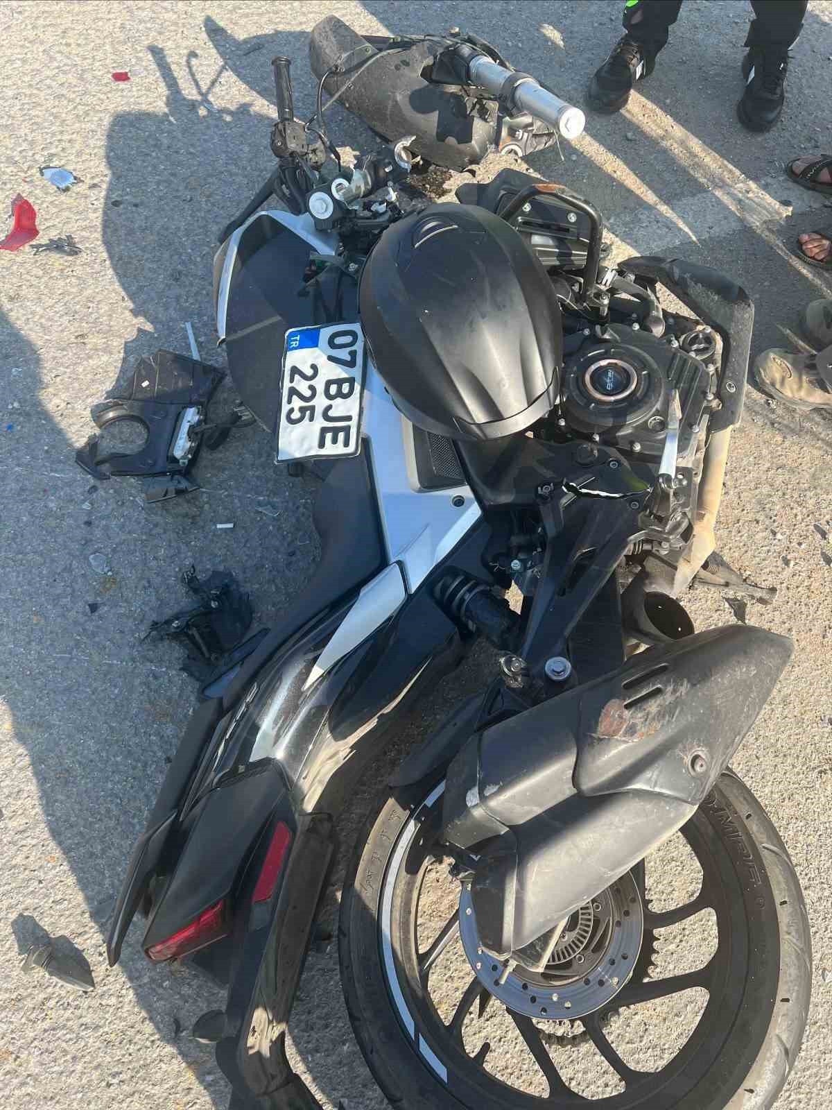 Motosiklet minibüse çarptı, sürücü ağır yaralandı 