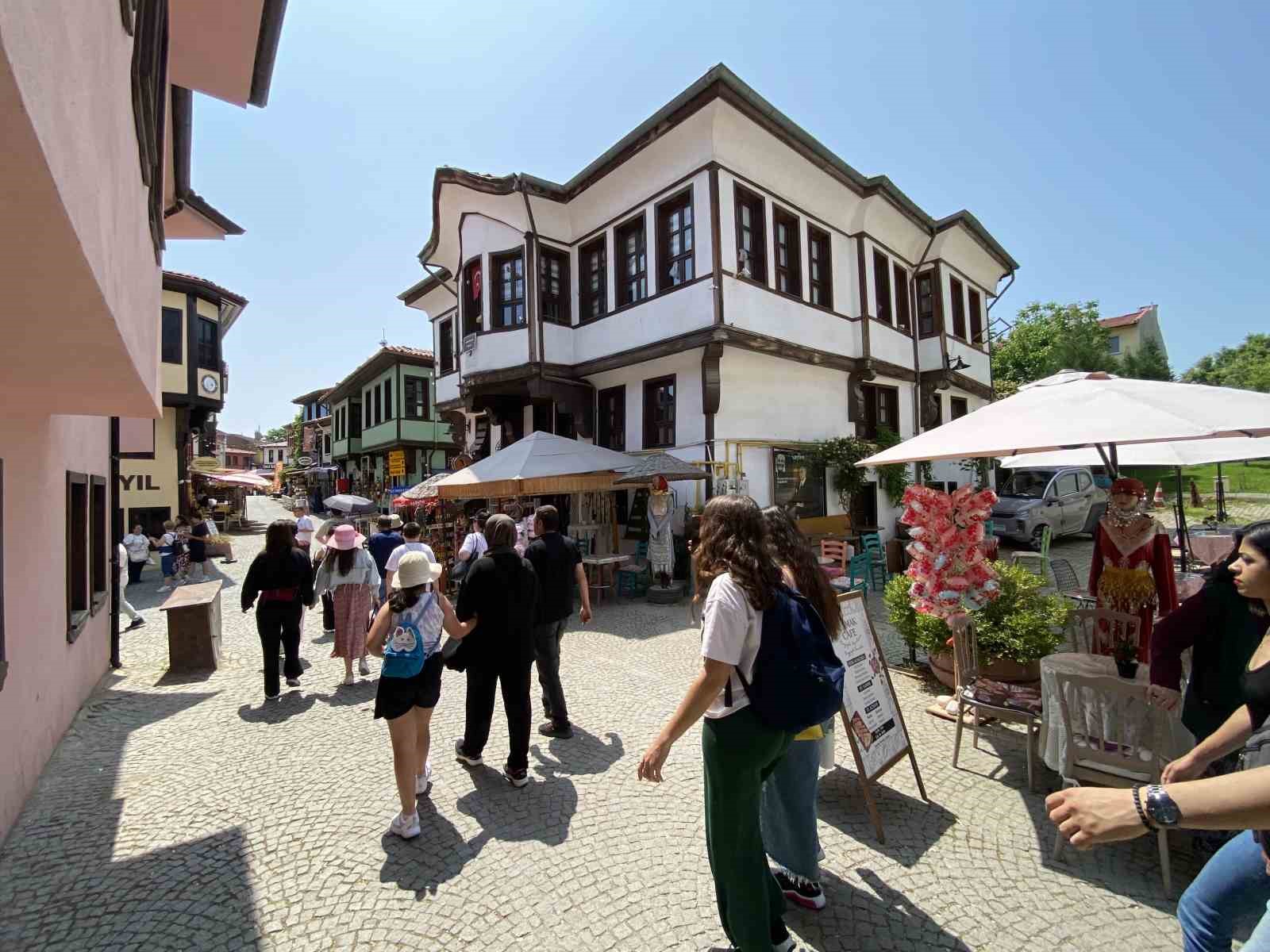 Turistler bayram tatilinde Tarihi Odunpazarı Evleri’ni ziyaret etti 