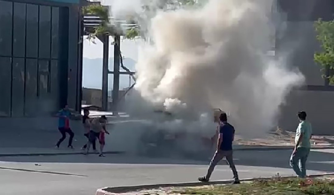 Ereğli’de seyir halinde hafif ticari araç alev alarak yandı 
